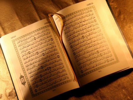 Quran oxuyan və ona qulaq asan savabda bərabərdirlər