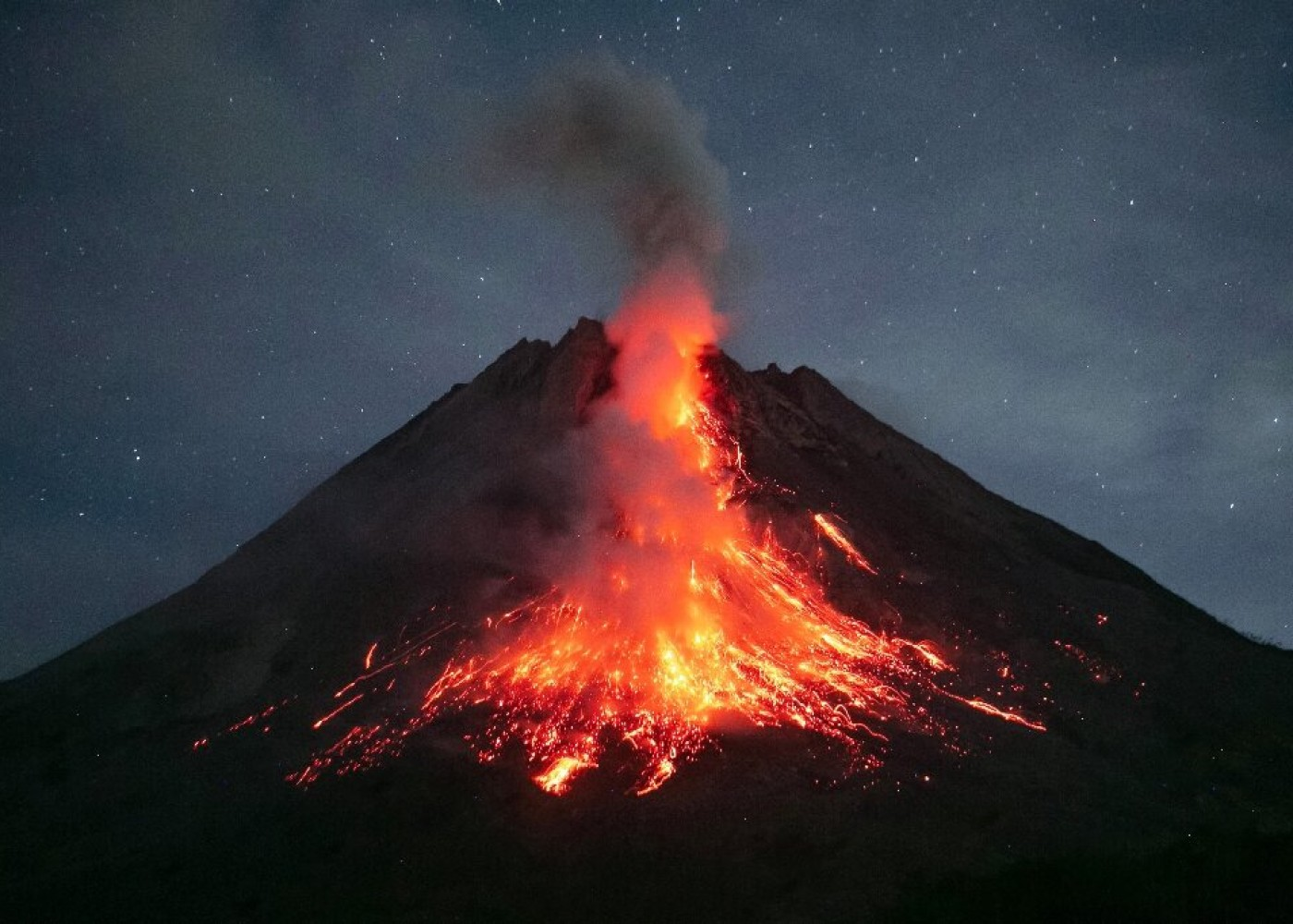 Vulkan püskürdü, alpinistlər yanaraq öldü - İtkin düşənlər var